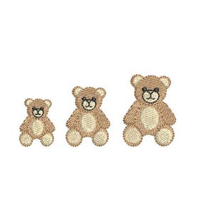 Puede incluir: Tres osos de peluche marrones de diferentes tamaños, de pie en fila del más pequeño al más grande.