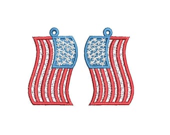 Può includere: Due disegni ricamati della bandiera americana. Ogni bandiera presenta strisce rosse e bianche con un quadrato blu nell'angolo in alto a sinistra riempito di stelle bianche. Le bandiere hanno un anello nella parte superiore.