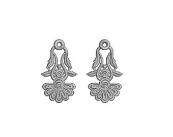 Op de afbeelding: Een paar zilveren oorhangers met een bloemmotief. De oorhangers hebben een delicaat, ingewikkeld patroon en zijn perfect om elke outfit een vleugje elegantie te geven.