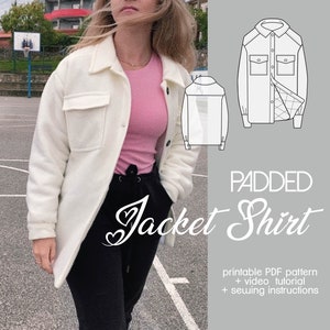 Pode incluir: Uma camisa-jaqueta acolchoada branca com fecho de botões e dois bolsos de aba. A jaqueta é mostrada em uma modelo que usa calças pretas e uma camisa rosa. O texto "PADDED Jacket Shirt" está escrito em uma fonte decorativa abaixo da imagem. O texto "padrão PDF imprimível + tutorial em vídeo + instruções de costura" está escrito em uma fonte menor abaixo do título.