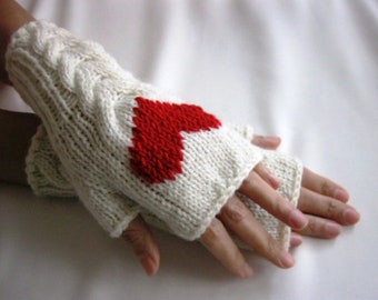 Guantes de lana blancos sin dedos con un corazón rojo