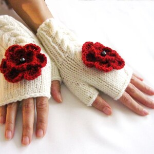 Fingerlose handgemachte Weiße Handschuhe aus Wolle mit einer roten Blume