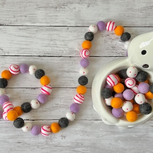 Cute Orange and Pink Witches Brew Halloween Party Felt Pom Pom Garland Halloween Colored Felt Ball Garland Decoration Decor for Shelf