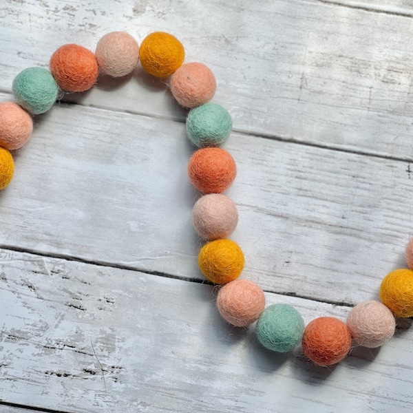 Guirlanda de pompons coloridos do rio Sahara, guirlanda de bolas de feltro boho para quarto de meninas, decoração de berçário para meninas ou decoração de parede de quarto infantil ou sala de jogos neutra
