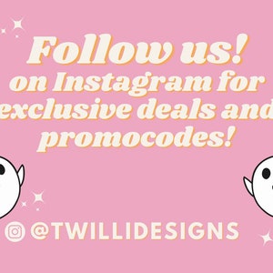 K&ouml;nnte beinhalten: Rosa Hintergrund mit dem Text "Follow us!" und "on Instagram for exclusive deals and promocodes!" in einer Retro-Schriftart. Zwei wei&szlig;e Geisterillustrationen und Sternschnuppen sind ebenfalls zu sehen. Der Instagram-Handle @TWILLIDESIGNS befindet sich unten.