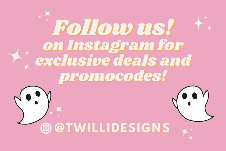 K&ouml;nnte beinhalten: Rosa Hintergrund mit dem Text "Follow us!" und "on Instagram for exclusive deals and promocodes!" in einer Retro-Schriftart. Zwei wei&szlig;e Geisterillustrationen und Sternschnuppen sind ebenfalls zu sehen. Der Instagram-Handle @TWILLIDESIGNS befindet sich unten.
