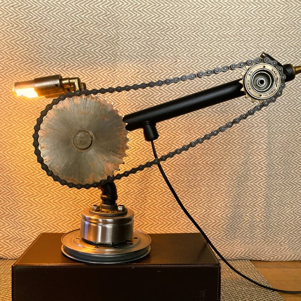 Lampe de vélo industrielle. Fusée mécanique de style steampunk. Conception exclusive. pièces de tuyau de vélo; 20 pouces de large - Comprend des ampoules rétro ambrées