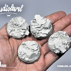 Puede incluir: Cuatro bases redondas de 48 mm, de resina gris, con un diseño texturizado de ciudad en ruinas. Las bases están diseñadas para su uso en juegos de guerra de mesa.