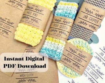 Può includere: Una collezione di accessori da cucina fatti a mano, tra cui presine gialle, strofinacci gialli e blu, una spugna per piatti e un afferra barattoli. Ogni articolo è avvolto con una fascia di carta marrone con la scritta "Hand Made". È visibile anche il testo "Instant Digital PDF Download".
