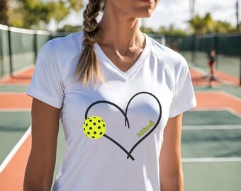 Koszulka z dekoltem w serek dla kobiet do gry w pickleball Koszulka z nadrukiem Pickle Ball Koszulka z nadrukiem Pickle Ball Prezenty urodzinowe dla przyjaciół Prezent na emeryturę dla kobiety