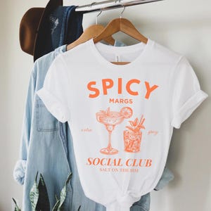 Camiseta de Marg picante, camiseta de margarita, camisetas sin mangas con alcohol, equipo de bebedores del día, camisetas de cóctel personalizadas, regalos de cumpleaños para amigos, trajes Coastal Bach Y2K