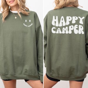 Happy Camper-tröja, Camp Bach-tröja, Glamping-tröja, personliga brudtröjor, festartiklar för flickor, vandringstur, strand, familjekläder, stuga, brud, söt t-shirt