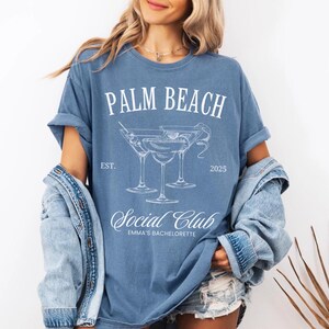 Palm Beach Bach Social Club T-shirt Anpassade brudtärnefestartiklar Tjejer Helgbyxor Etsy Brudtärnefestgåvor Cool brudtärna Y2K Möhippa