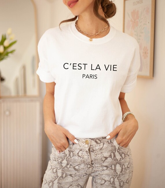 C'est La Vie Paris Quote V-Neck T-Shirt For Women - Soft Cotton Blend Casual Summer Tee With French Saying