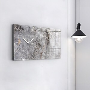 Hangklok van grijs graniet of marmer, grijze glazen klok, abstracte minimalistische klok, horizontale decoratieve klok, met cijfers of lijnen.