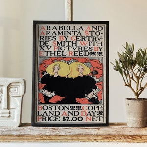 Op de afbeelding: Een ingelijste vintage poster met een zwarte lijst en een witte achtergrond. De poster toont een illustratie van twee vrouwen met blond haar en zwarte jurken. De tekst op de poster luidt "Arabella and Araminta Stories by Gertrvde Smith with XV Pictures by Ethel Reed". De poster bevat ook de tekst "Boston Cope Land and Day Price &euro; 2,00 Netto."