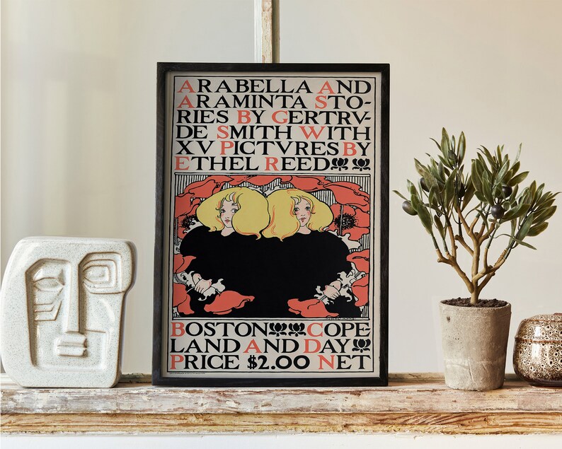 Op de afbeelding: Een ingelijste vintage poster met een zwarte lijst en een witte achtergrond. De poster toont een illustratie van twee vrouwen met blond haar en zwarte jurken. De tekst op de poster luidt "Arabella and Araminta Stories by Gertrvde Smith with XV Pictures by Ethel Reed". De poster bevat ook de tekst "Boston Cope Land and Day Price &euro; 2,00 Netto."