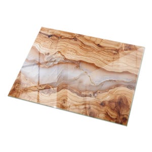 Può includere: Tagliere rettangolare in vetro con motivo a venature del legno. La tavola presenta sfumature di marrone, beige e bianco, creando un'estetica naturale. La superficie è lucida e riflettente, adatta per l'uso in cucina.