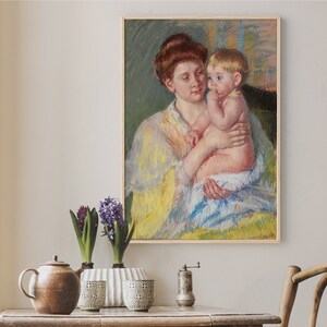 Può includere: Un dipinto di una donna che tiene un bambino tra le braccia. La donna indossa un vestito giallo e il bambino indossa un pannolino bianco. Il dipinto è realizzato in uno stile morbido e pastello.