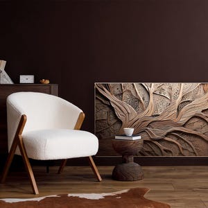 Op de afbeelding: Een witte fauteuil met houten poten staat voor een bruine houten kast. Een decoratieve radiator met een houtlook is gemonteerd op de muur achter de fauteuil. Een kleine houten kruk met een witte kop en schotel staat voor de radiator.