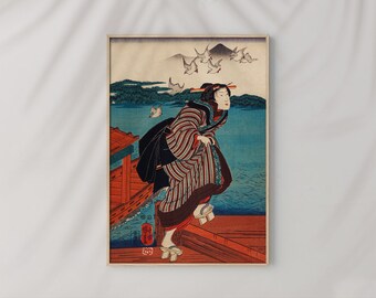 Puede incluir: Una mujer con un kimono de rayas coloridas se encuentra de pie en una plataforma de madera, mirando hacia un mar azul con pájaros blancos volando por encima. La escena está pintada en un estilo japonés tradicional.