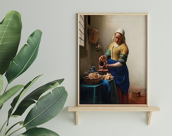 Può includere: Un dipinto di una donna che versa latte in una ciotola. Indossa un vestito blu e giallo e un berretto bianco. Il dipinto è ambientato in una cucina con una finestra sullo sfondo.