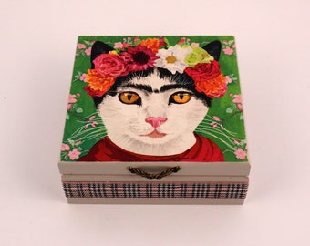 A wooden box with a cat with the face of Frida Kahlo. A fun gift for everyone and for any occasion.