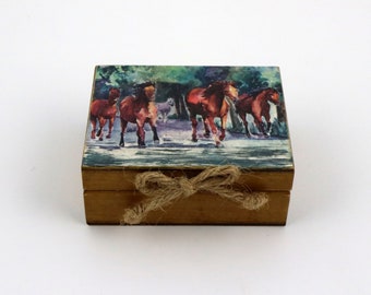 A small box with horses - a beautiful gift for a loved one. With a brass handle and galloping horses on the lid.