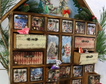 Ein handgefertigter Adventskalender aus Holz in Form eines Hauses mit 24 Schubladen und LED-Lichtern, die perfekte Weihnachtsdekoration für Süßigkeiten.