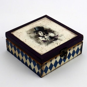 Scatola di legno vintage con ragazzo in cappello a cilindro, scatola di gingilli retrò, motivi a rombi blu e bianchi, coperchio bordeaux, stile antico