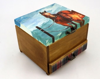 Kaptafel van hout met spiegel – elegante organizer voor sieraden, cosmetica en kleine spullen. Handgedecoreerd met paardenmotief, rustiek.