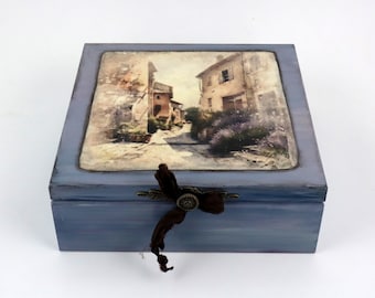 Charm of Provence: Wooden Box in shades of purple with a motif of lavender and a Provencal town.