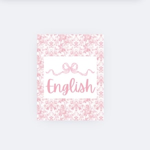 Puede incluir: Una tarjeta rectangular con un fondo de patrón floral rosa. Un cuadrado blanco en el centro presenta un lazo rosa y la palabra "English" en cursiva. El diseño general es suave y femenino.