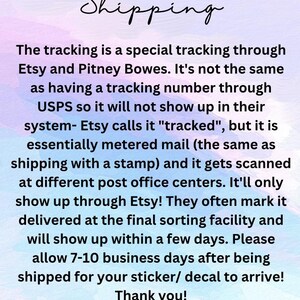K&ouml;nnte beinhalten: Pastellfarbenes Bild mit dem Wort "Shipping" in eleganter Schrift. Der Text erkl&auml;rt die Sendungsverfolgung &uuml;ber Etsy und Pitney Bowes sowie die gesch&auml;tzte Lieferzeit f&uuml;r Aufkleber oder Abziehbilder.
