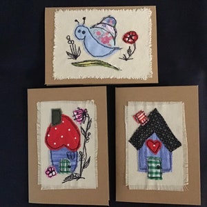 Un set di tre biglietti di auguri ricamati in tessuto fatti a mano (vuoti) e buste Set 017/21