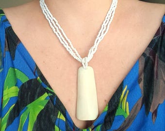 Handgemaakte lange driehoekige hanger, rocailles, eco-sieraden