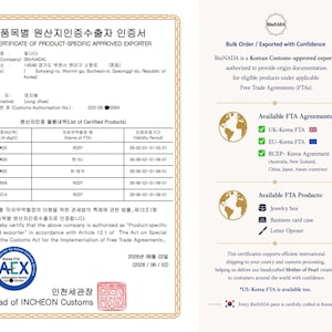 Pode incluir: Um documento branco intitulado Certificate of Product-Specific Approved Exporter com texto preto, uma tabela listando produtos certificados, um selo azul Korea FTA e um carimbo vermelho. &Agrave; direita, detalha-se as informa&ccedil;&otilde;es de exporta&ccedil;&atilde;o.