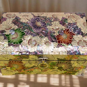 Mother of pearl fancy floral jewelry box Asian Shell Inlay lacquer Jewelry box Trinket holder Abalone shell Mom gifts