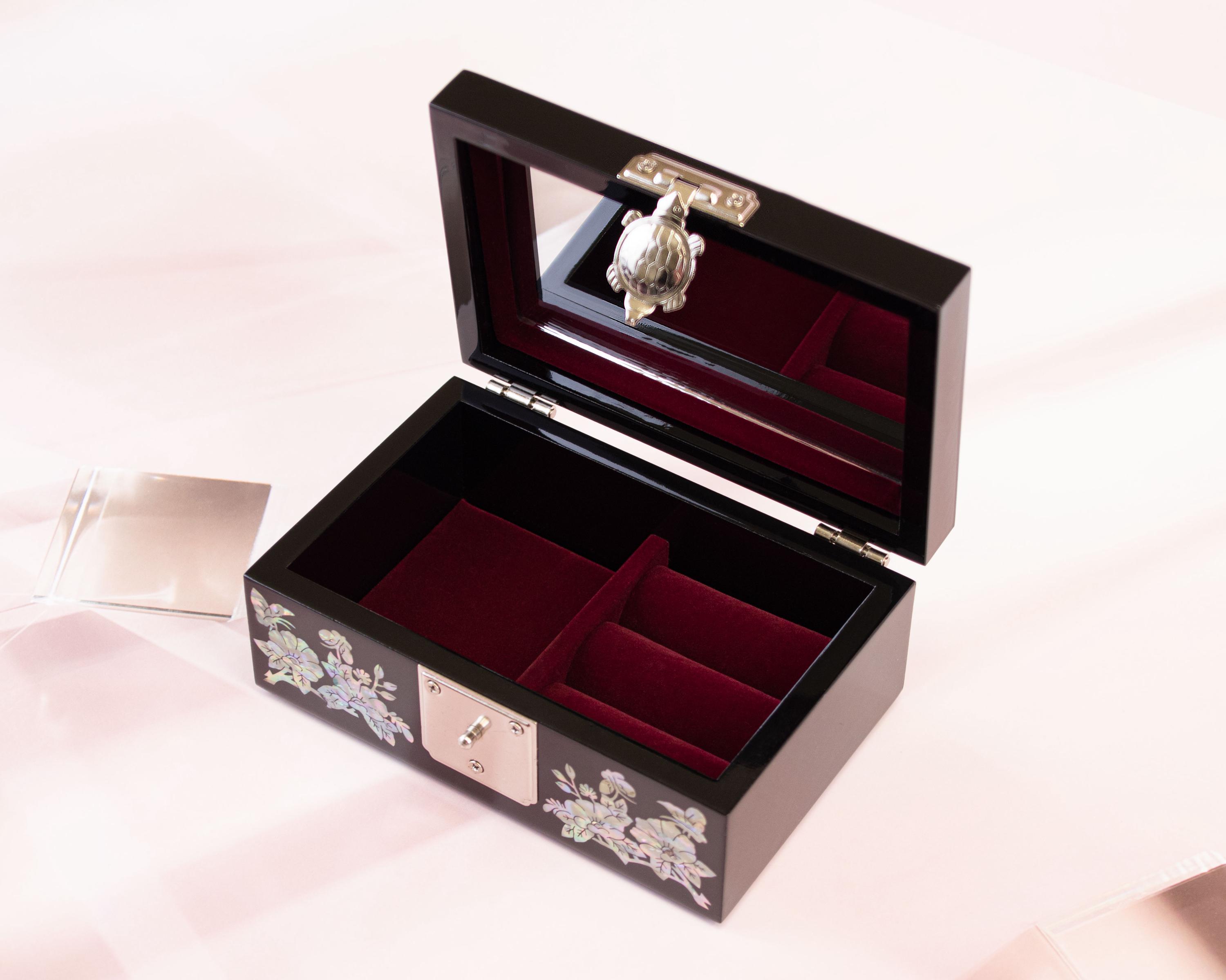 マザーオブパール象嵌ジュエリーボックス：花模様漆、タートルリング