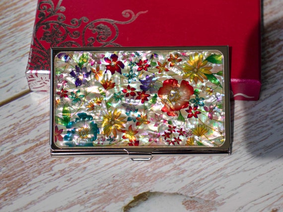 Porta Biglietti Da Visita In Madreperla Con Farfalle – Elegante, Metallo, 9,5x6 Cm, Custodia E Confezione Regalo - copertina