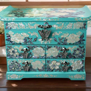 Hellblaue Perlmutt-Blumen-Schmuckschatulle Handbemalter Schmuckandenken Lackierte Inlay-Box Ablone-Muschel