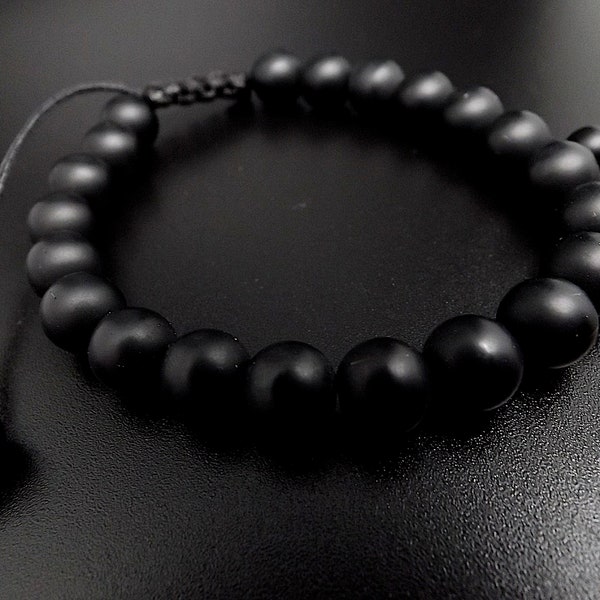 Bracelet homme ou femme perles d'onyx mat  sur cordon réglable noir très résistant.