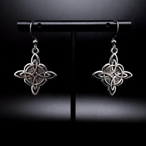 Può includere: Un paio di orecchini in argento con un design a nodo celtico a forma di stella a quattro punte.