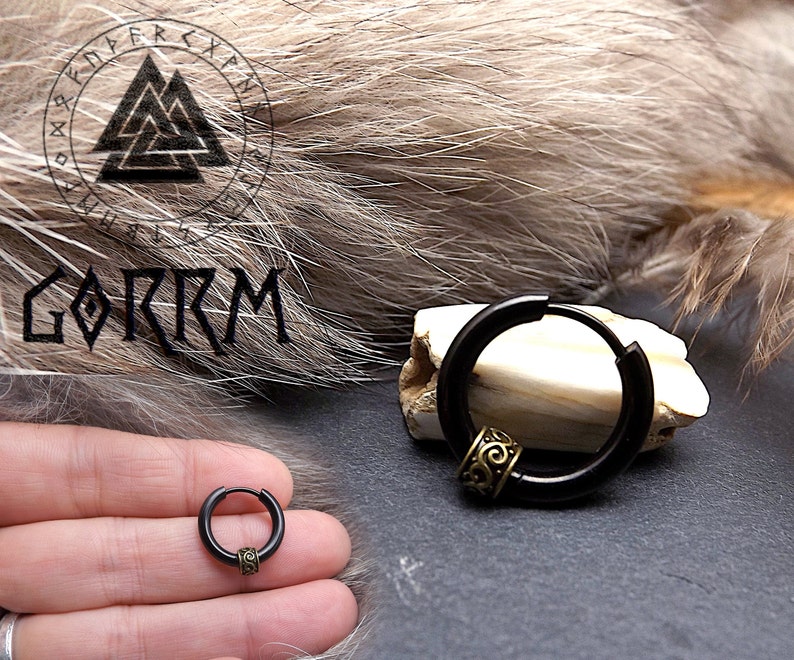 boucle d'oreille créole viking en acier inoxydable noire avec perle en métal image 1