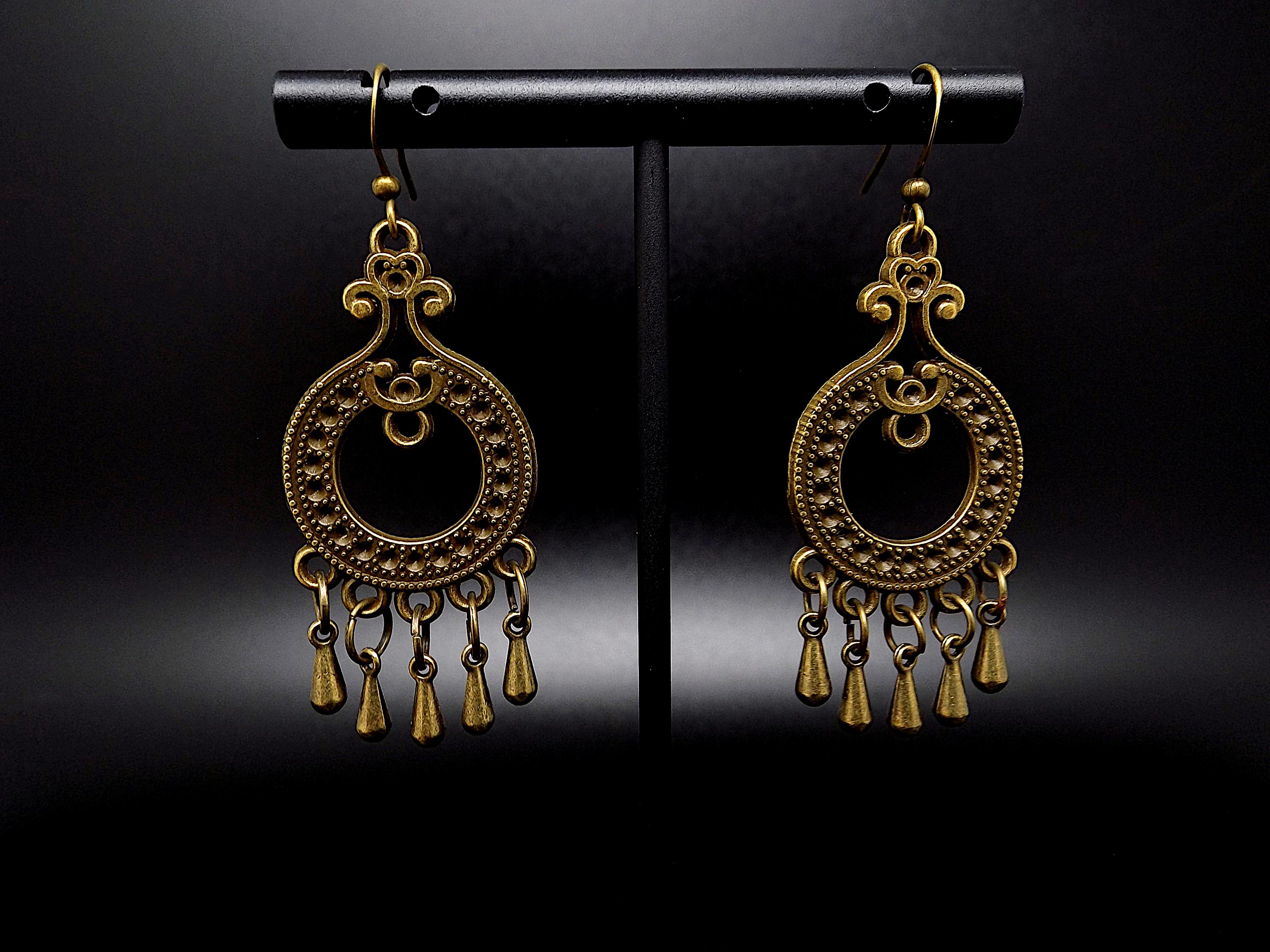 Hand-mounted bronze-colored metal interlaced Viking earrings, inspired by Lagertha