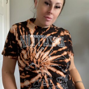 Camiseta gráfica, tie-dye reverso, tamanho pequeno