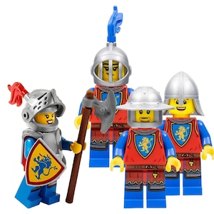 Può includere: Quattro minifigure Lego vestite da cavalieri. I cavalieri indossano elmi d'argento, armature rosse e blu e tengono spade e scudi. I cavalieri hanno volti gialli con espressioni sorridenti.