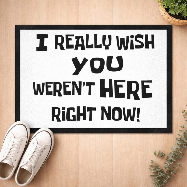 Puede incluir: Un letrero de madera hecho a mano con el texto "Welcome to our home" en un estilo manuscrito. El letrero est&aacute; pintado de blanco con un acabado envejecido y un borde marr&oacute;n oscuro. Dise&ntilde;ado para colgar en la pared.