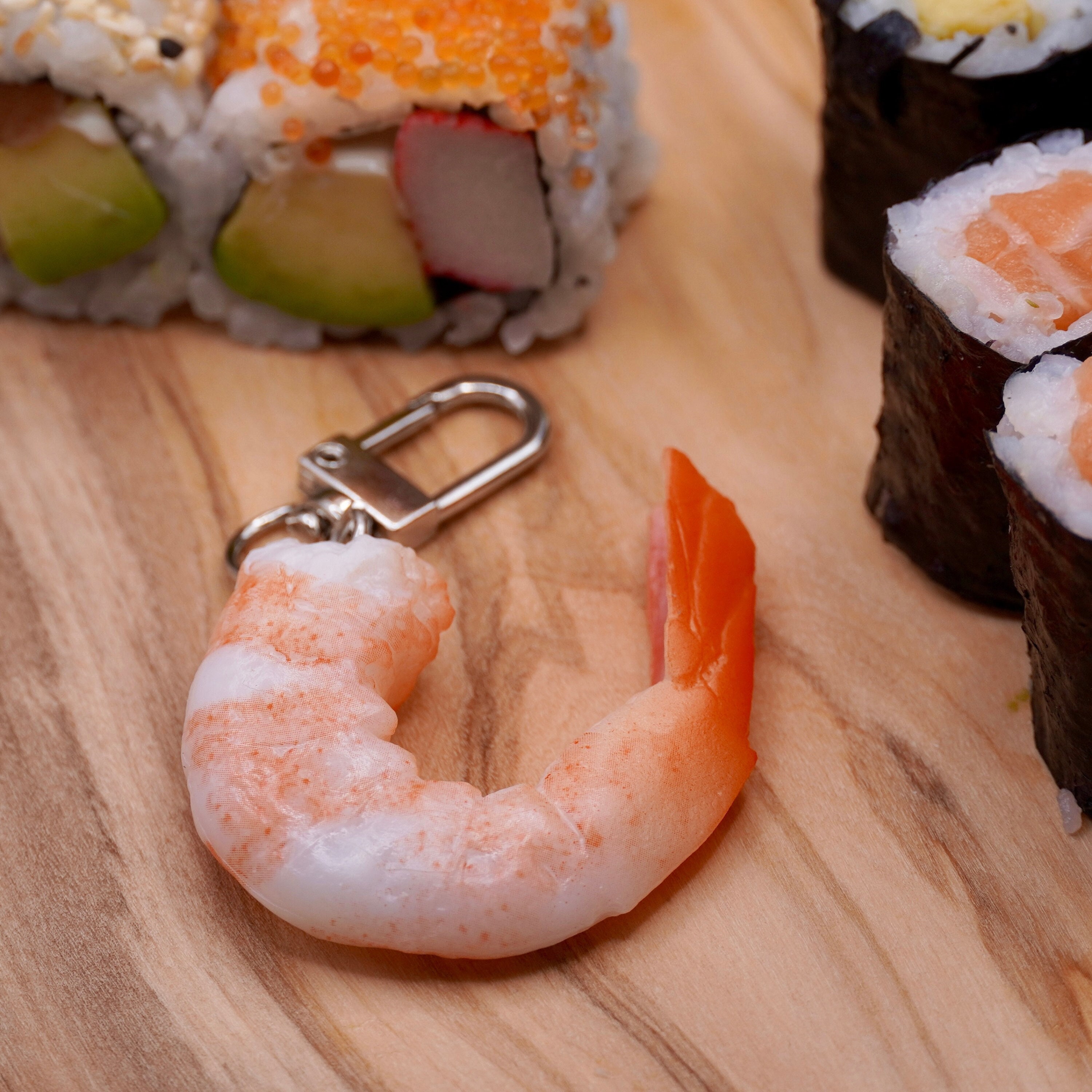 Sushi Avec Des Boulettes De Riz Grillé De Crevettes Sur Un Coussin