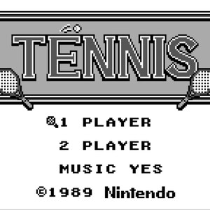 K&ouml;nnte beinhalten: Ein Schwarzwei&szlig;bild eines Videospiel-Titelbildschirms f&uuml;r das Spiel "Tennis". Der Titel wird in einer gro&szlig;en, fetten Schriftart mit einem Tennisracket- und Ball-Grafik auf jeder Seite angezeigt. Der Text unter dem Titel lautet "1 Spieler", "2 Spieler", "Musik Ja", und "&copy;1989 Nintendo".